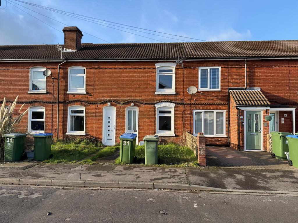 Lot: 104 - HOUSE FOR IMPROVEMENT - Front photo from the road